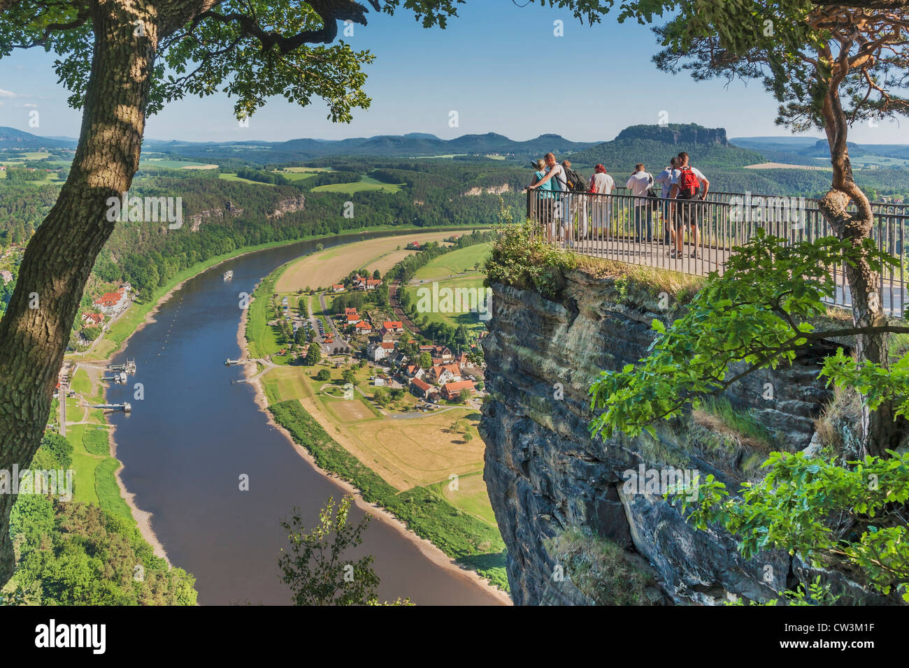 Blick von der Felsformation Bastei (Bastei) zum Kurort Rathen, in der