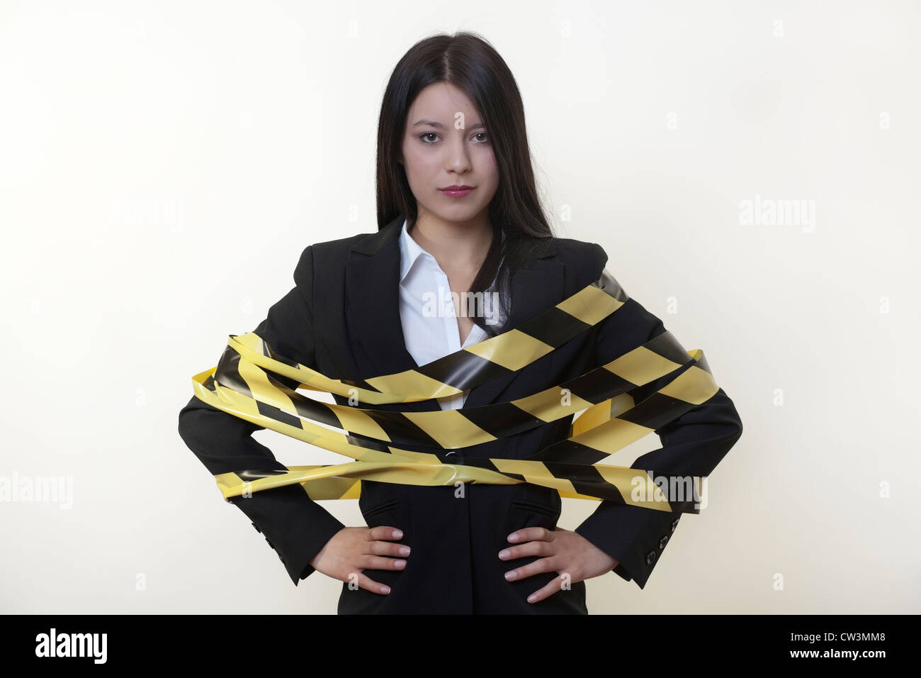 Geschäftsfrau mit Gefahr Klebeband umwickelt Ihr Stockfoto