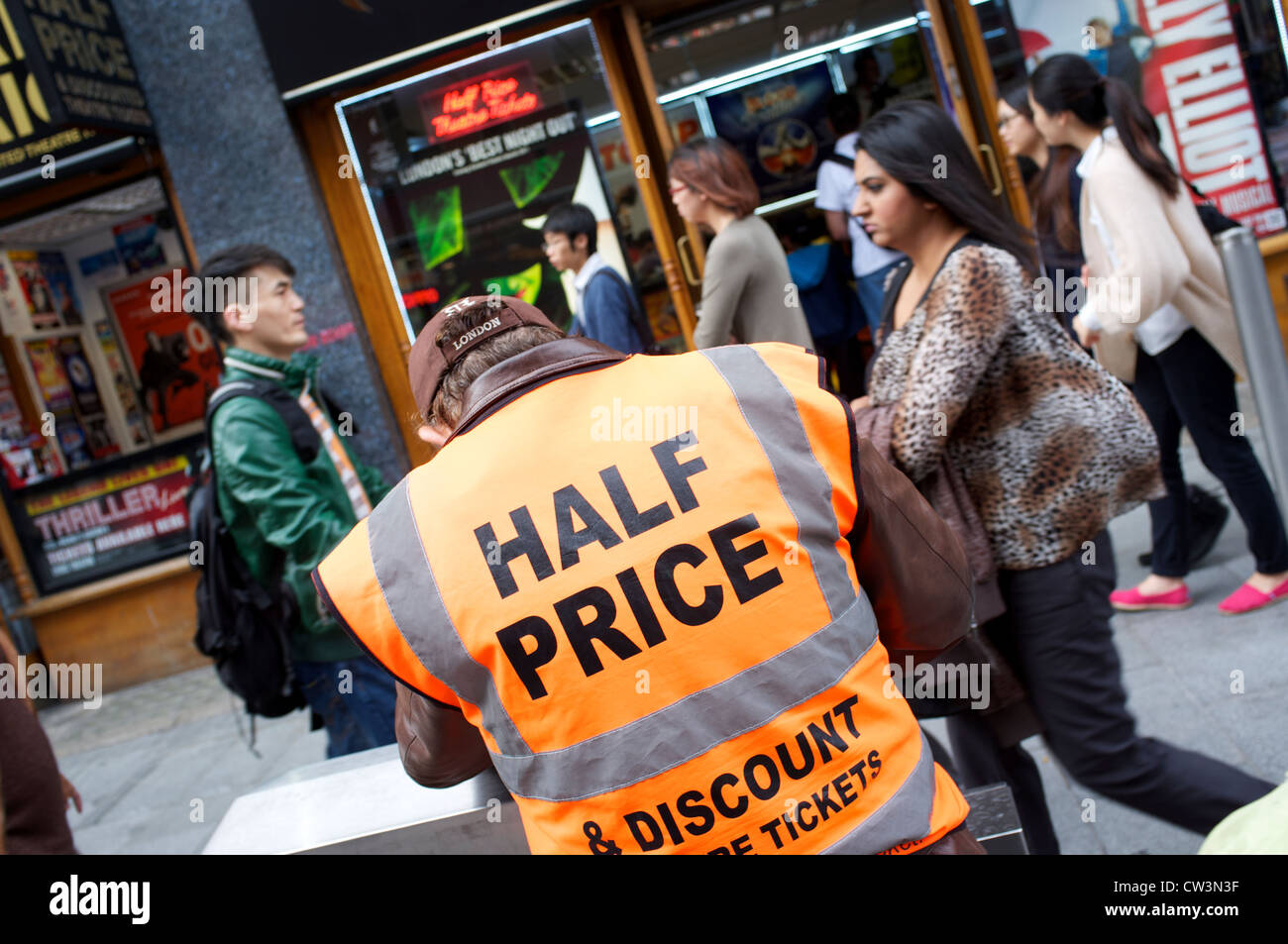 Mann mit einem Hi Vis Jacke mit halber Preis, Rabatte, London Stockfoto