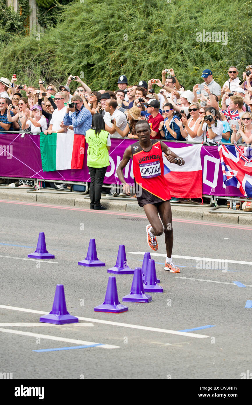 Stephen Kiprotich Ugandas am Tower Hill auf seinem Weg zum Gewinn der Goldmedaille in London 2012 olympischen Marathon Stockfoto