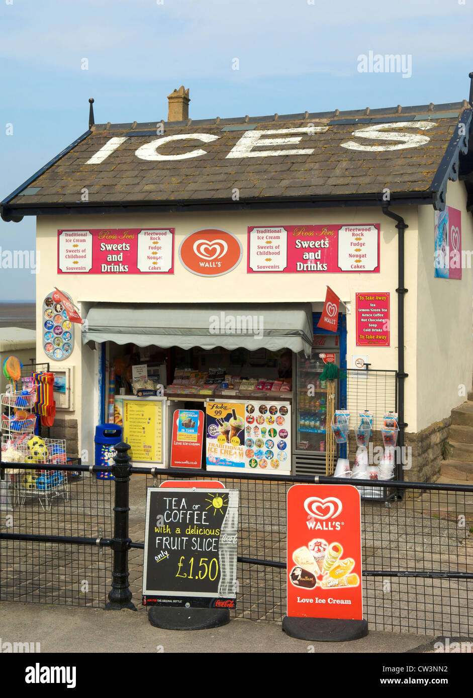 Eis und Süßigkeiten Kiosk auf Fleetwood Promenade Stockfoto