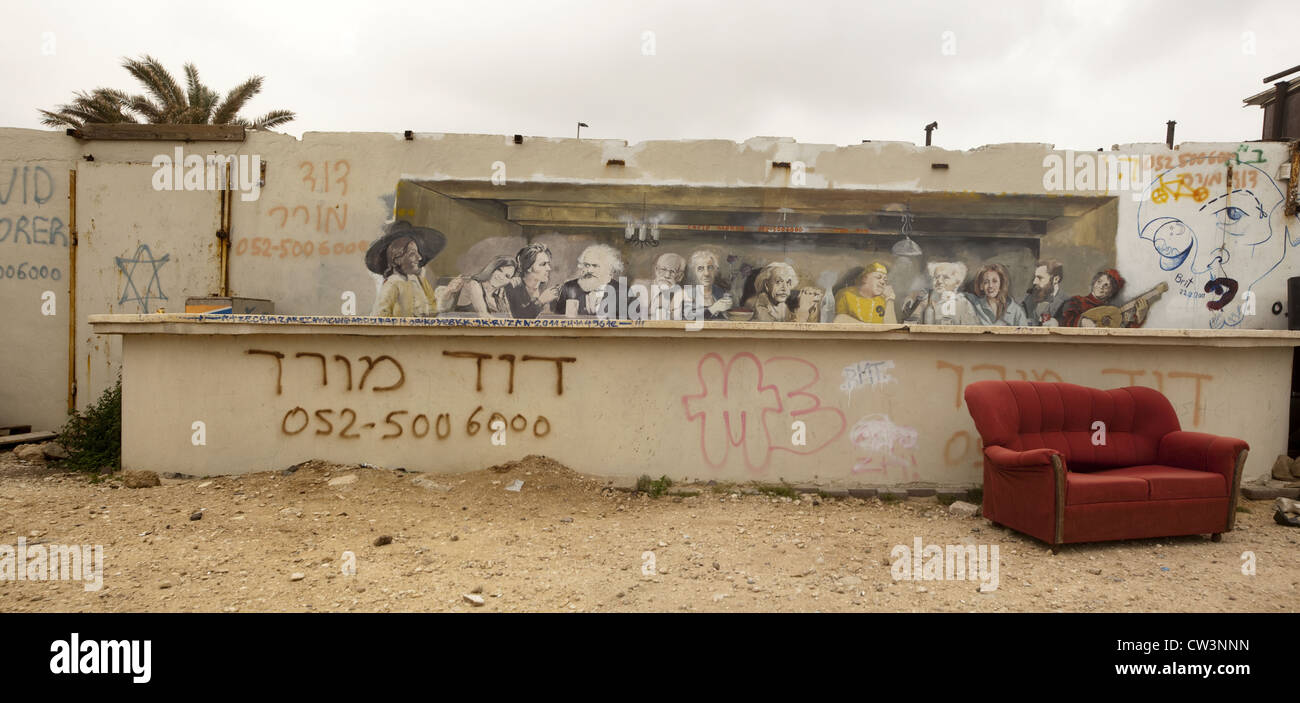 Eine rote Couch am Strand und bemalten Graffiti Porträts von berühmten Menschen Welt, Tel Aviv, Israel Stockfoto