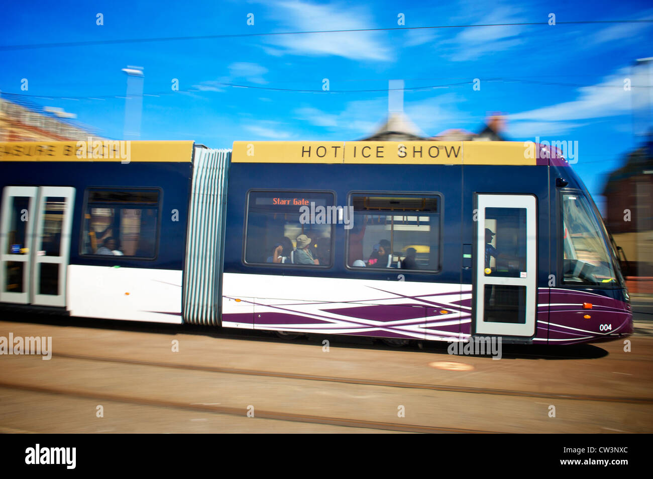 Blackpool Straßenbahn fährt mit Geschwindigkeit entlang Blackpool Küste im Sommer Stockfoto