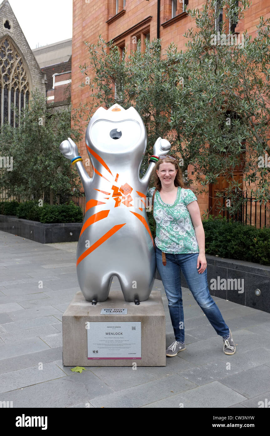 Touristischen posiert mit London Olympics 2012 Maskottchen Stockfoto