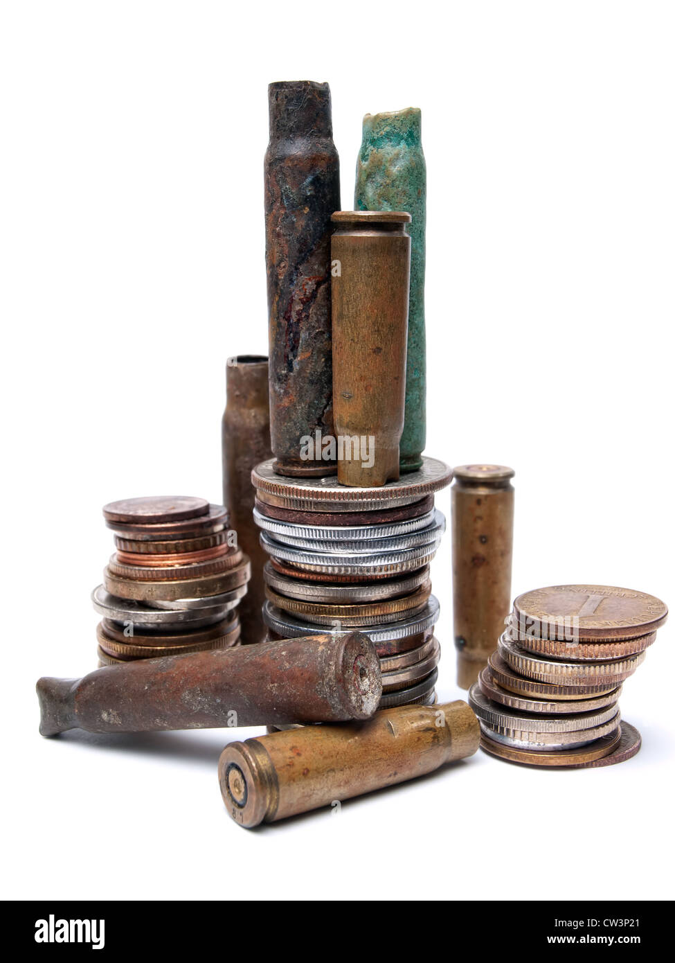 Verschiedene Münzen und alte Kugel Patronen vertreten die wirtschaftlichen Ursachen des Krieges. Stockfoto