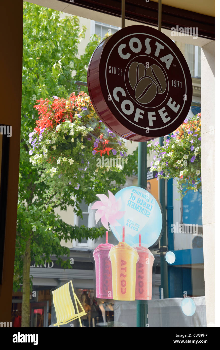 Costa Coffee Shop Window, Commercial Street, City of Newport (Casnewydd), Wales (Cymru), Großbritannien Stockfoto