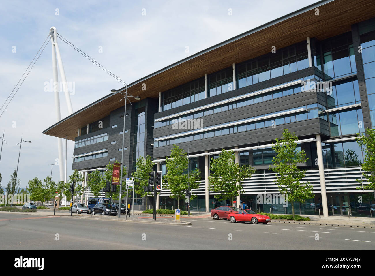 Gebäude der Universität von Wales und Fußgängerbrücke von Newport City, City of Newport (Casnewydd), Wales (Cymru), Großbritannien Stockfoto