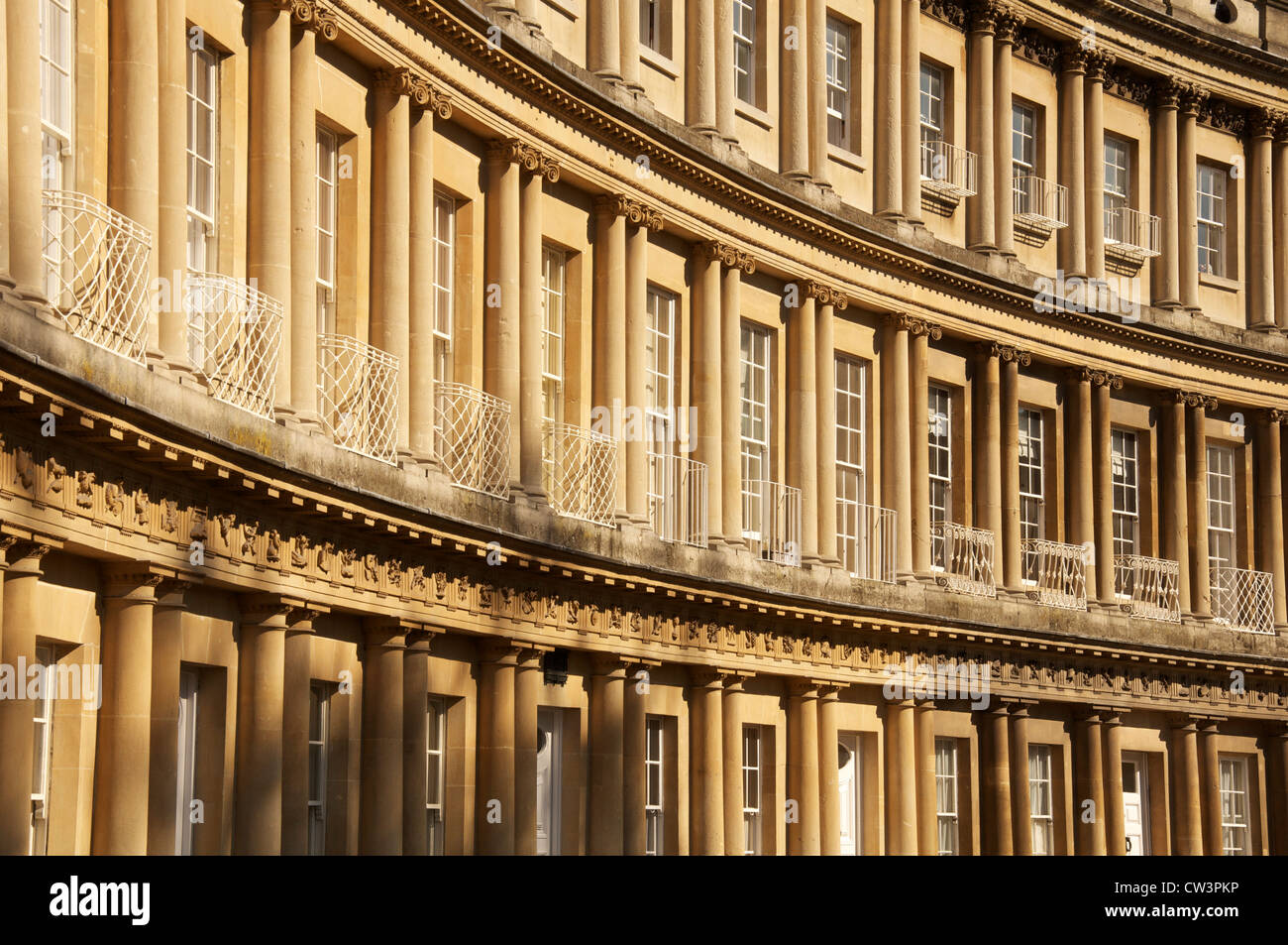 Architektur. Den weiten Bogen von der Zirkus in die Stadt Bath, Terrassen eines ein Trio von eleganten georgianischen geschwungene in einen Kreis von Häusern. England. Stockfoto