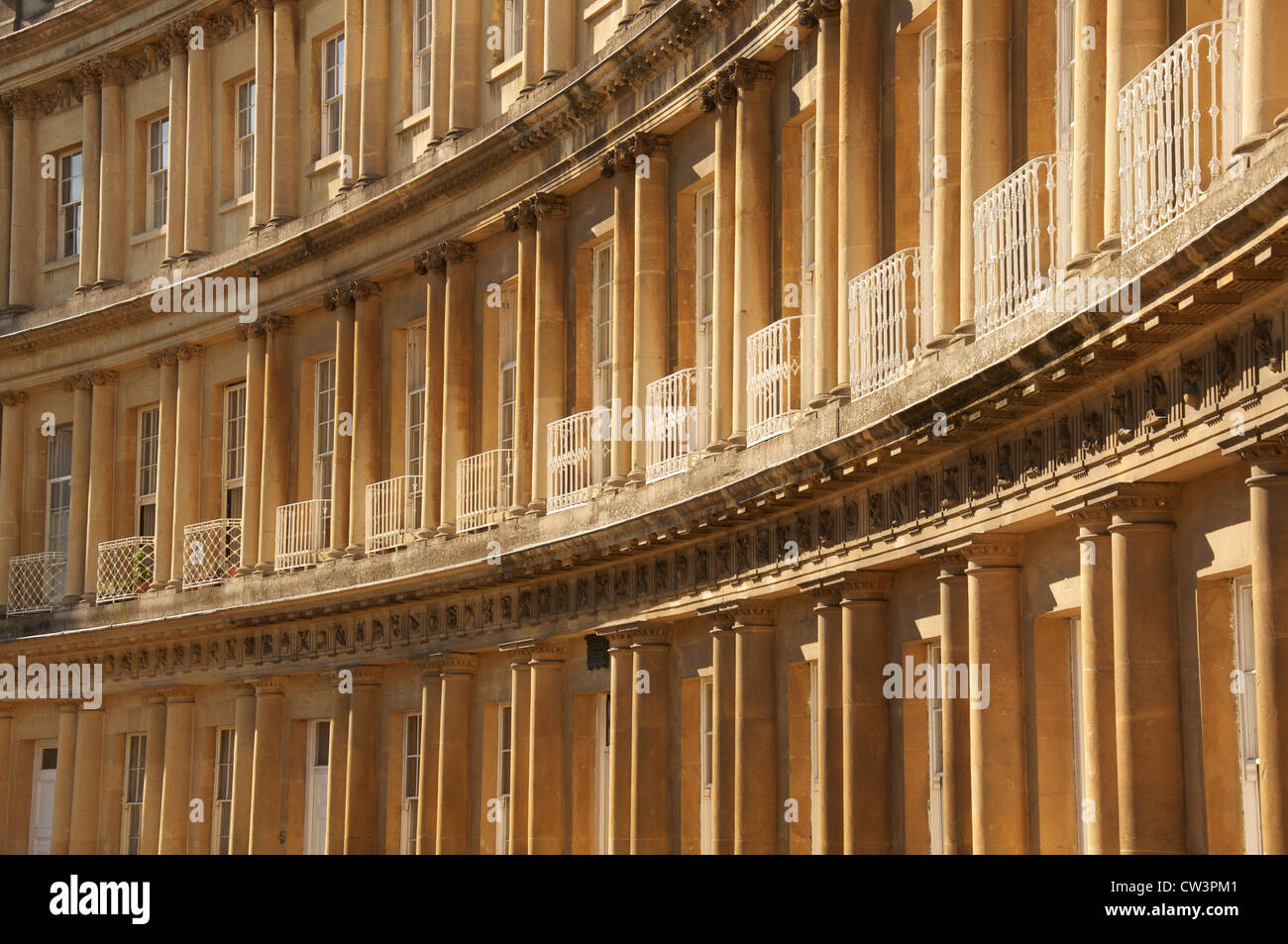 Architektur. Den weiten Bogen von der Zirkus in die Stadt Bath, Terrassen eines ein Trio von eleganten georgianischen geschwungene in einen Kreis von Häusern. England. Stockfoto