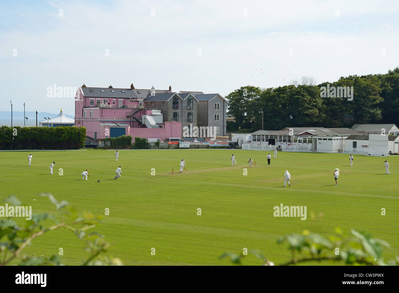 Cricket-Match von Meer, Barry Island, Barry, Vale of Glamorgan, Wales, Vereinigtes Königreich Stockfoto