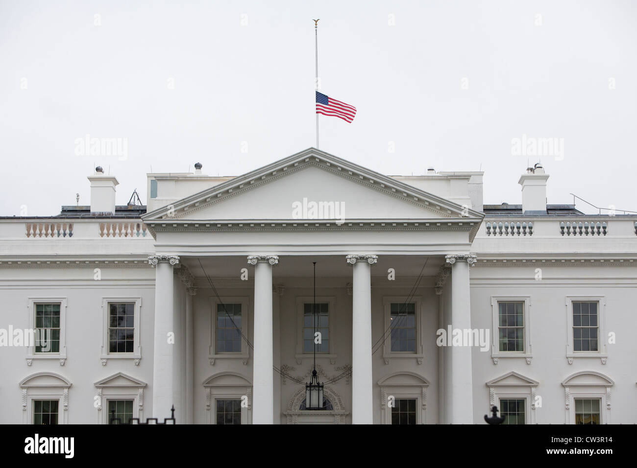 Das weiße Haus mit seiner Flagge auf Halbmast gesenkt. Stockfoto