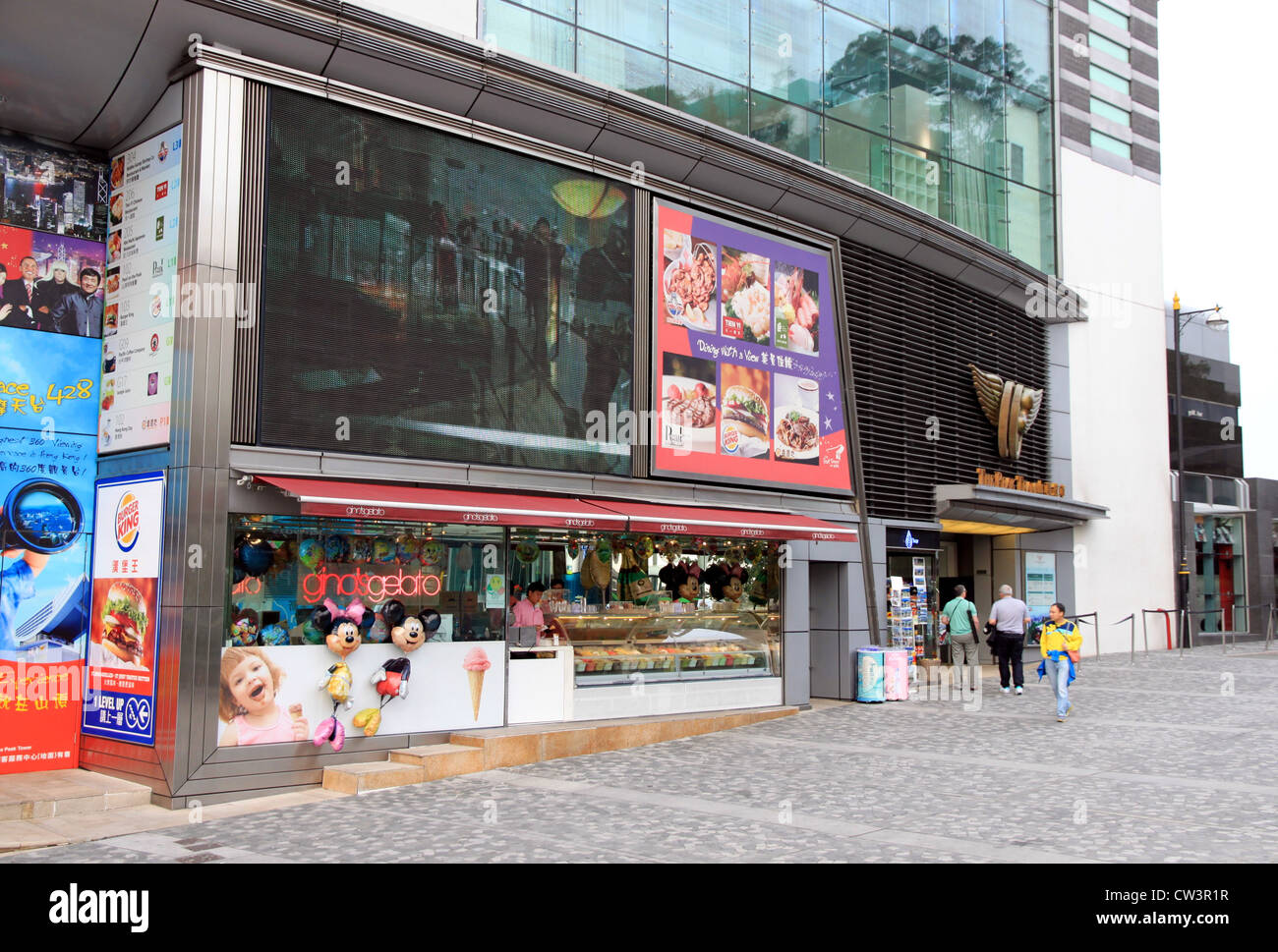 Geschäfte in der Victoria Peak Mall in Hong Kong Stockfoto