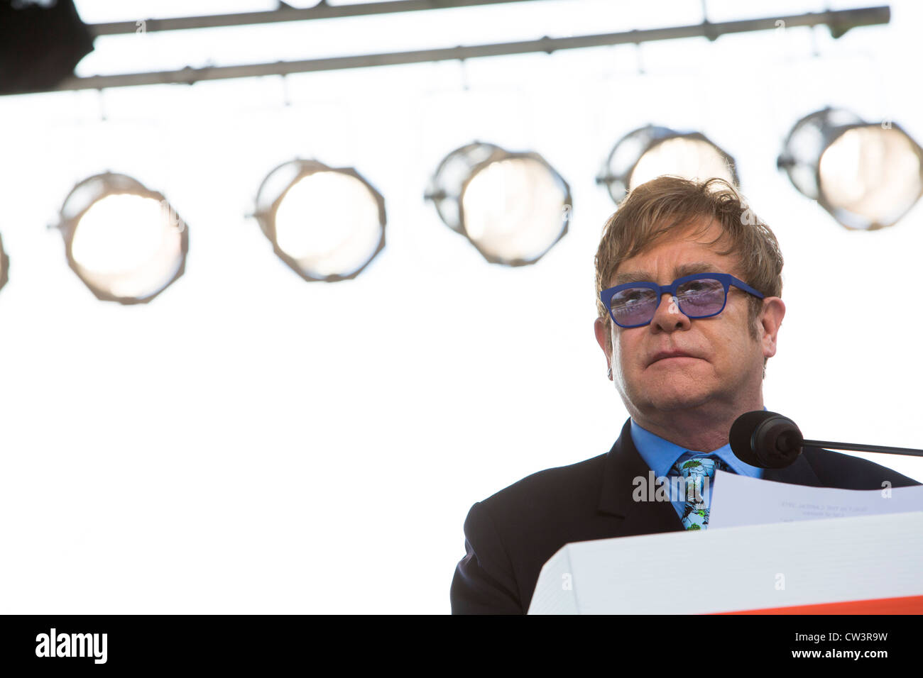 Elton John besucht die AIDS Quilt-Anzeige auf der National Mall in Washington, DC. Stockfoto