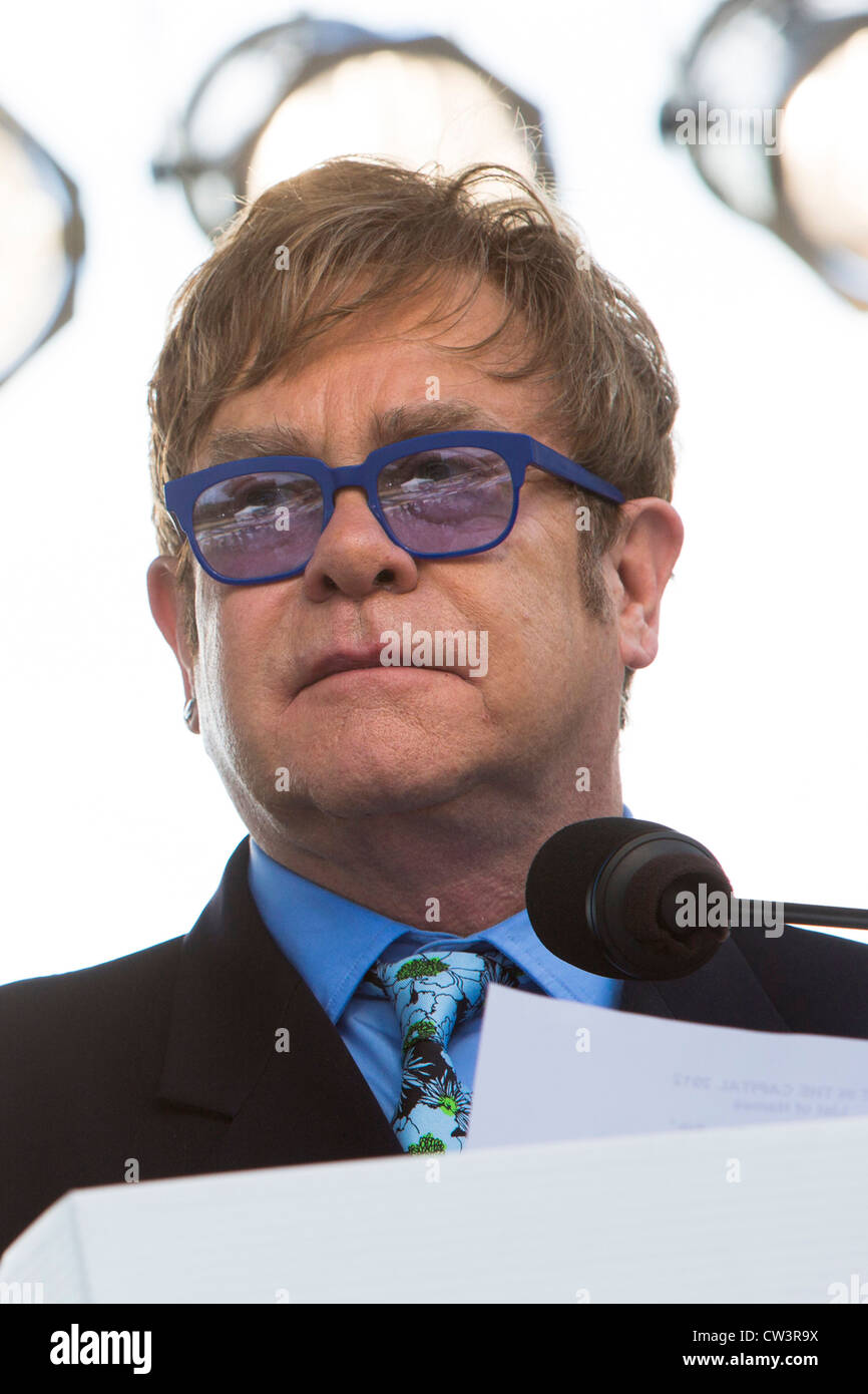 Elton John besucht die AIDS Quilt-Anzeige auf der National Mall in Washington, DC. Stockfoto