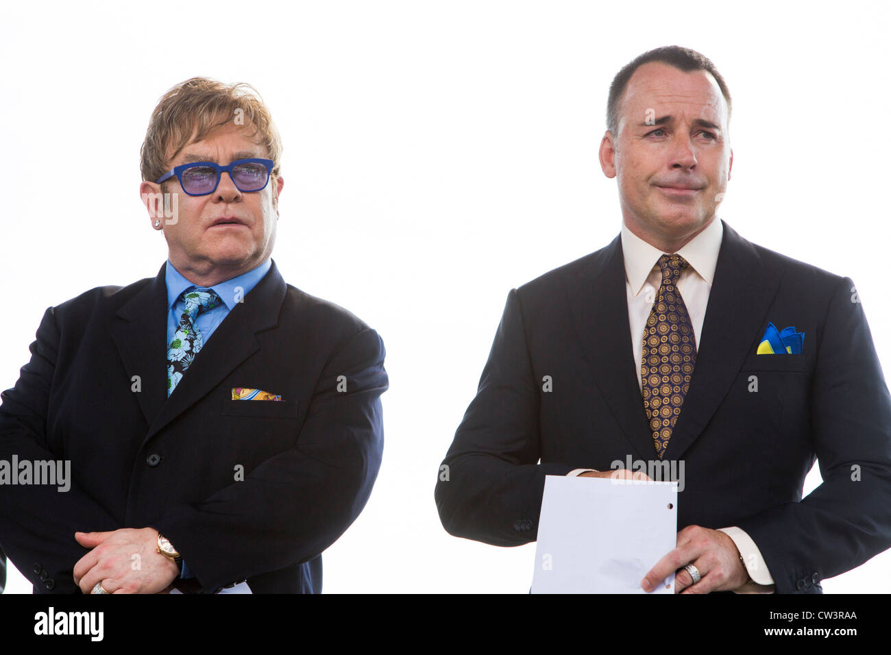 Elton John und sein Partner David Furnish besuchen die AIDS Quilt-Anzeige auf der National Mall in Washington, DC. Stockfoto