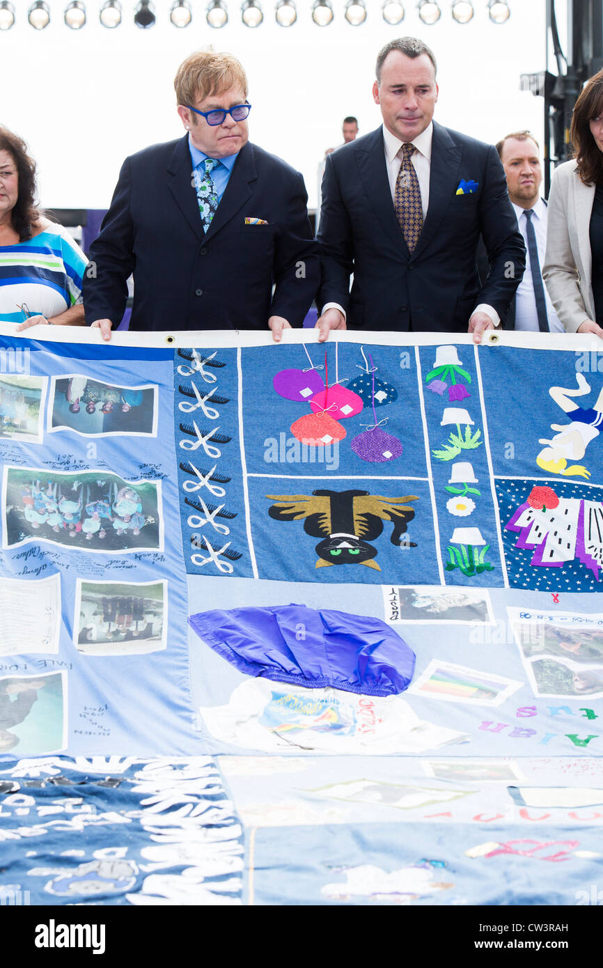 Elton John und sein Partner David Furnish besuchen die AIDS Quilt-Anzeige auf der National Mall in Washington, DC. Stockfoto