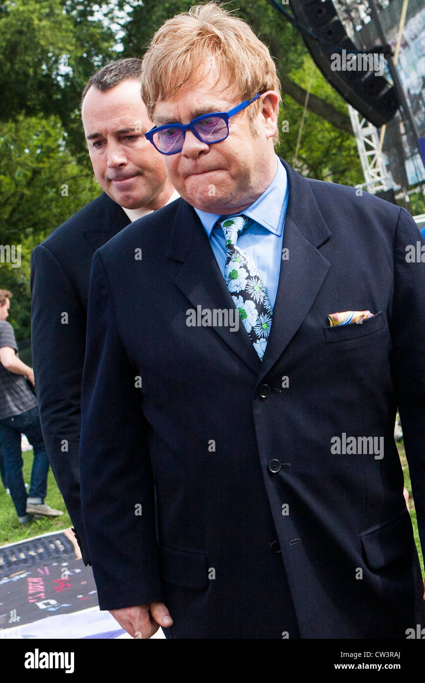 Elton John und sein Partner David Furnish besuchen die AIDS Quilt-Anzeige auf der National Mall in Washington, DC. Stockfoto