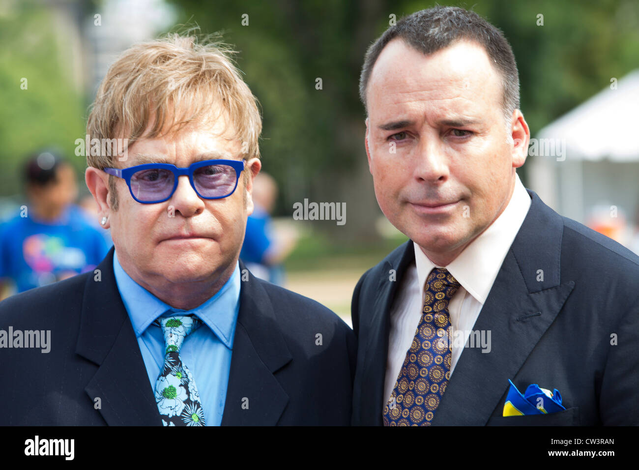 Elton John und sein Partner David Furnish besuchen die AIDS Quilt-Anzeige auf der National Mall in Washington, DC. Stockfoto