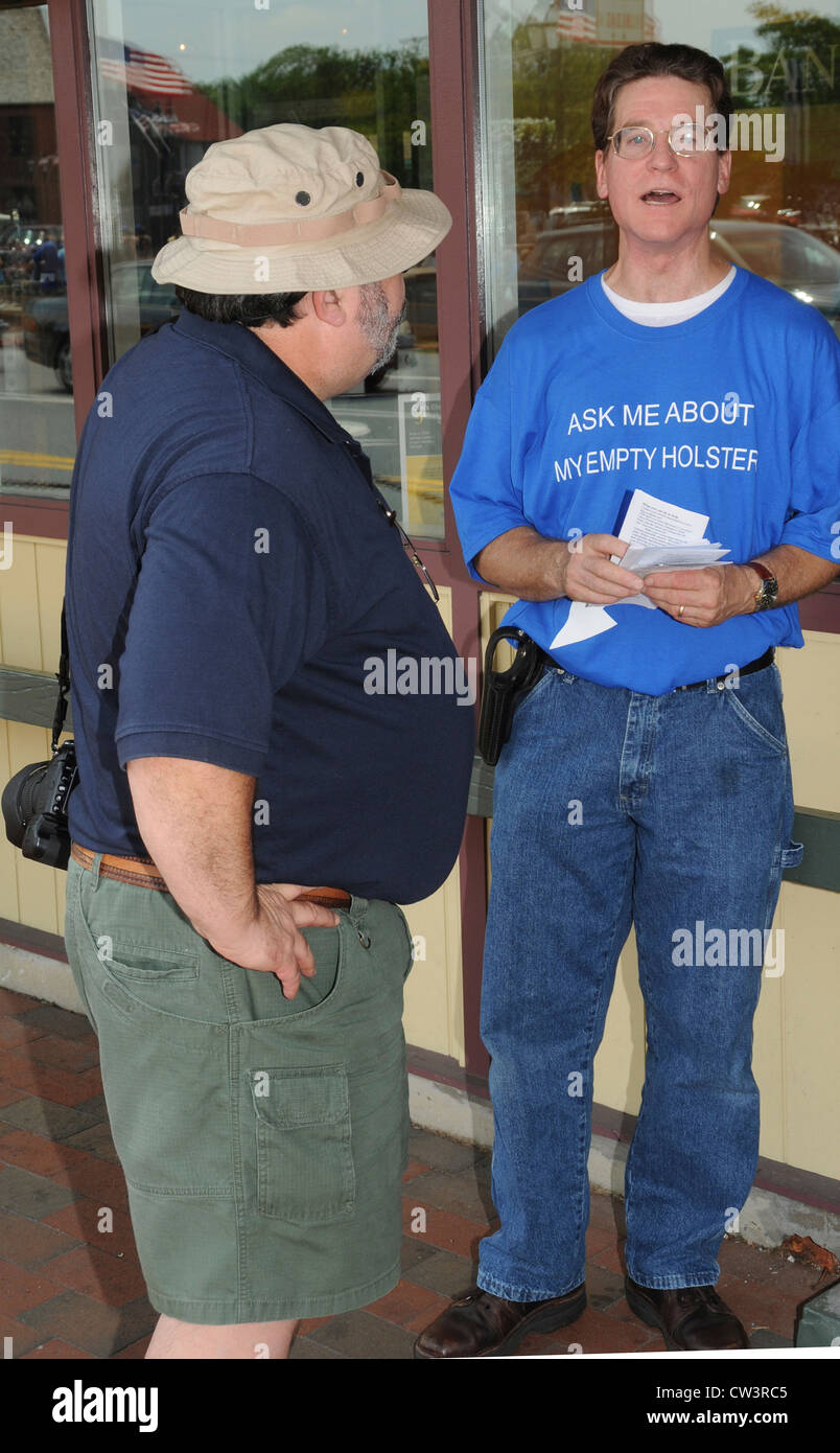 News-Fotografen im Gespräch mit einer Pistole Rechte Demonstranten in Annapolis, Maryland Stockfoto