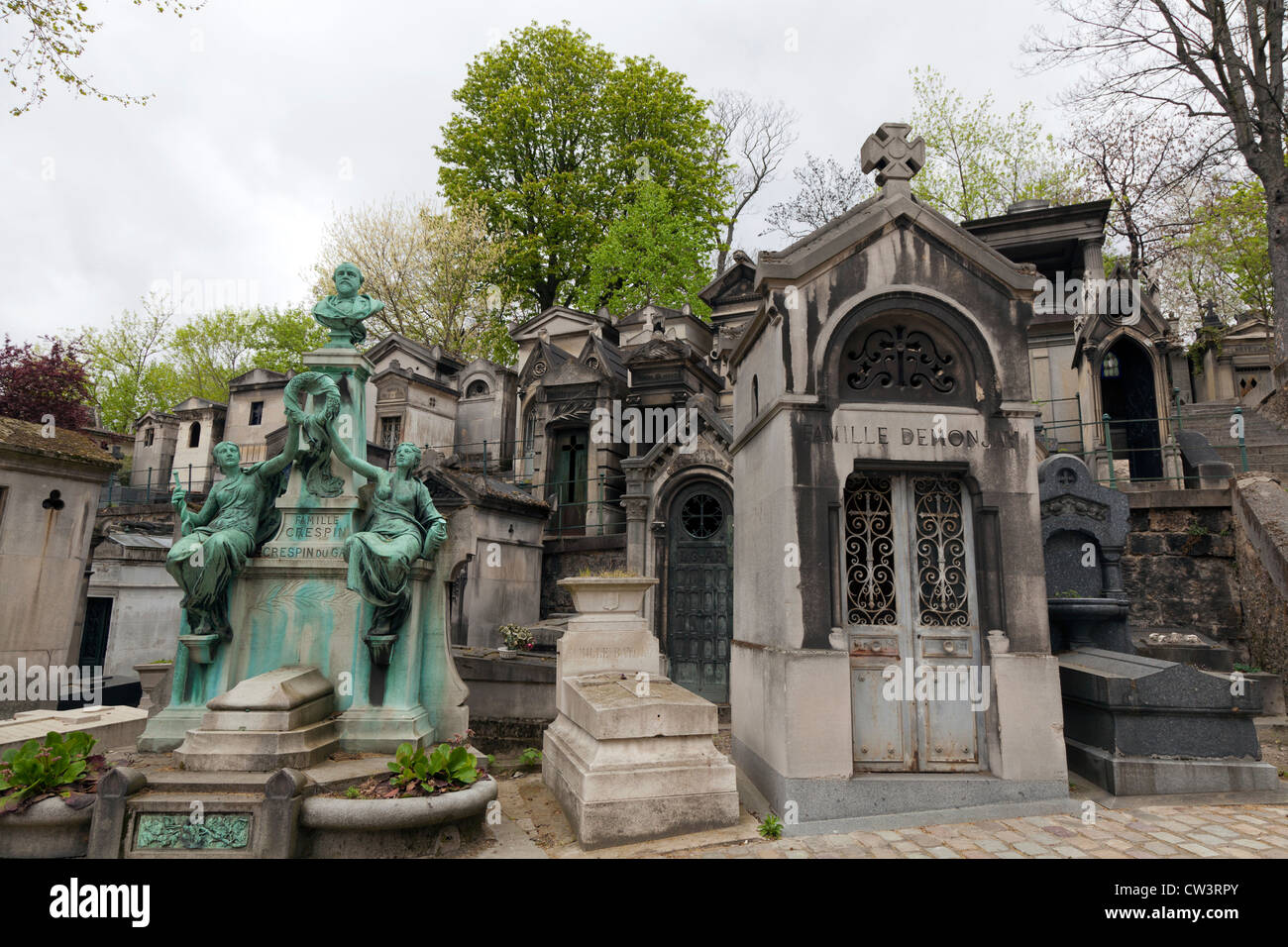 Reihe von Gräbern und Bildhauerei am Friedhof Pere Lachaise, Paris, Frankreich Stockfoto