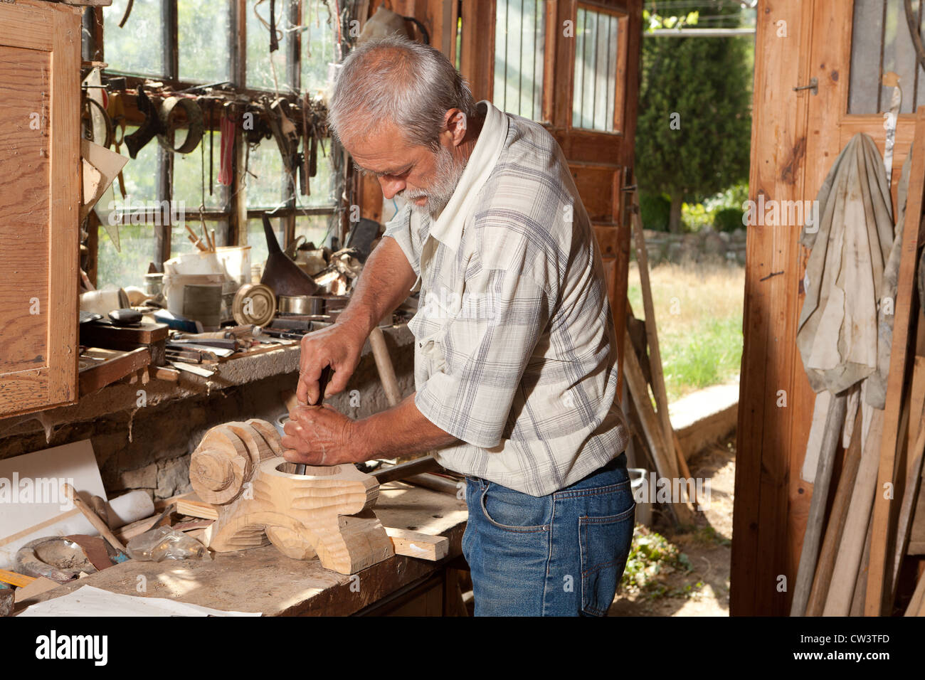 Alten Schuppen mit ein gelernter Tischler, arbeiten mit Holz Stockfoto