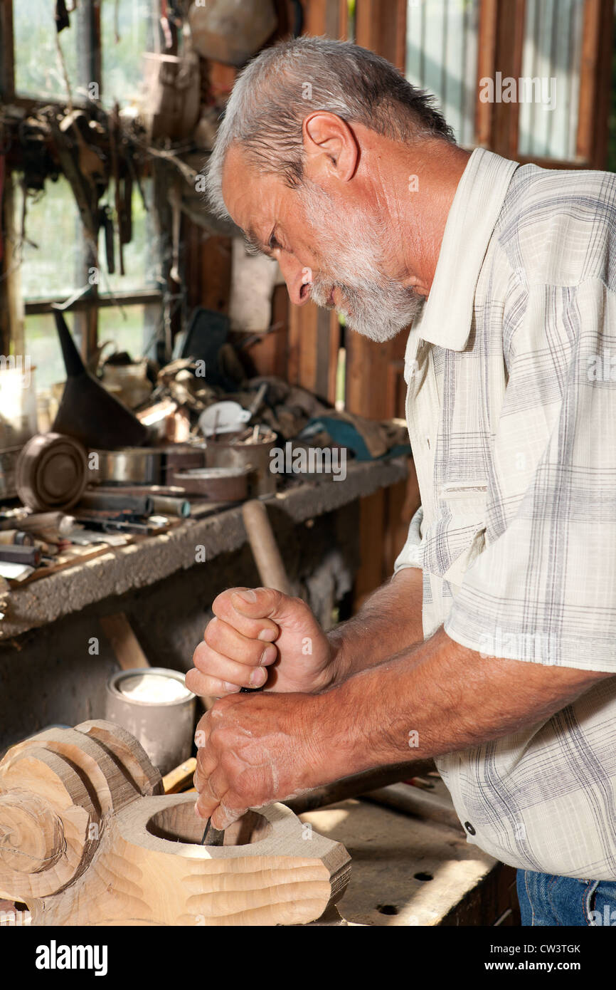 Erfahrenen Tischler gestalten Holz in seiner alten Schuppen Stockfoto