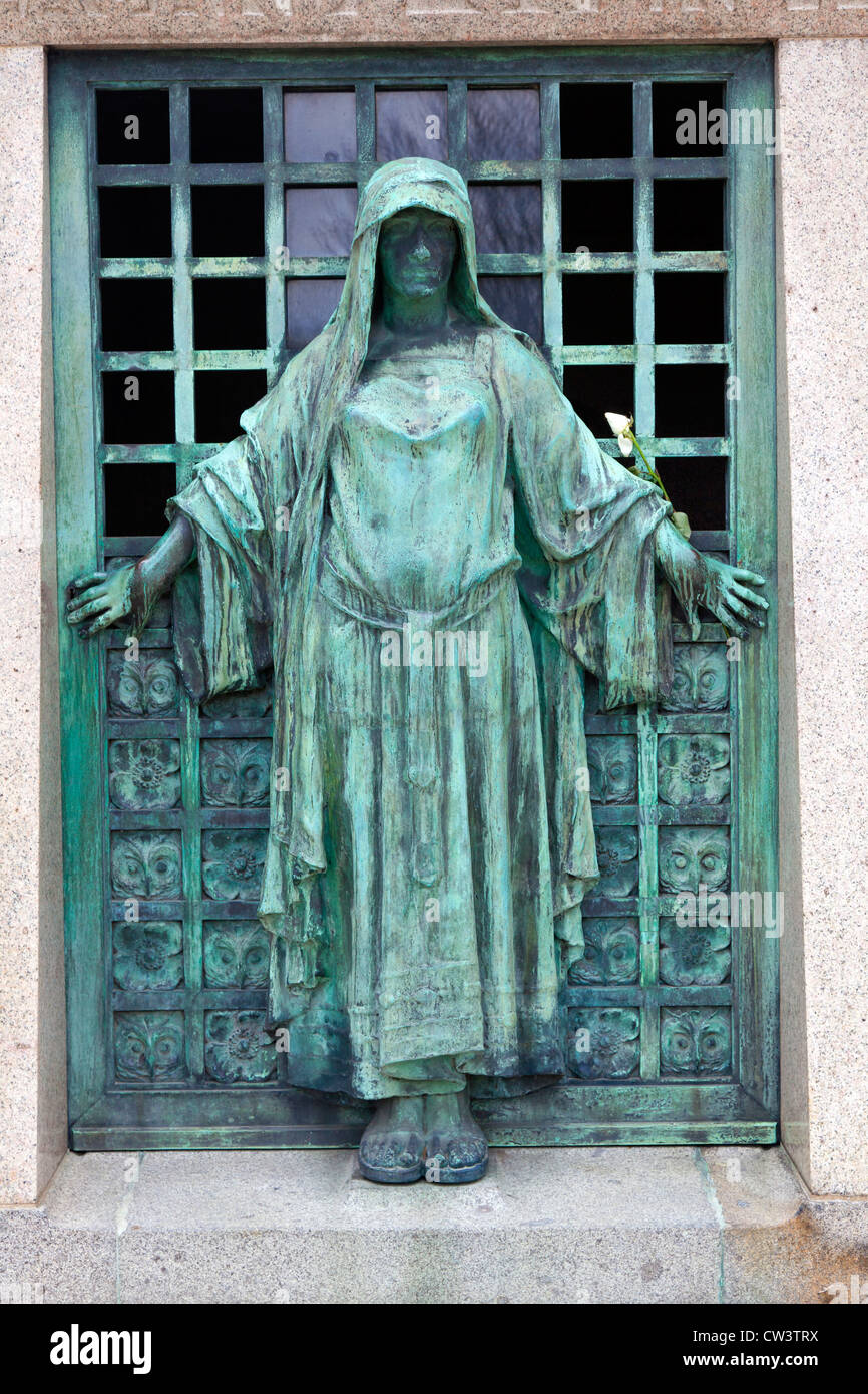 Kupfer-Skulptur einer Frau in einem Mantel bewachen die Tür zu einem Grab, Friedhof Pere Lachaise, Paris, Frankreich Stockfoto