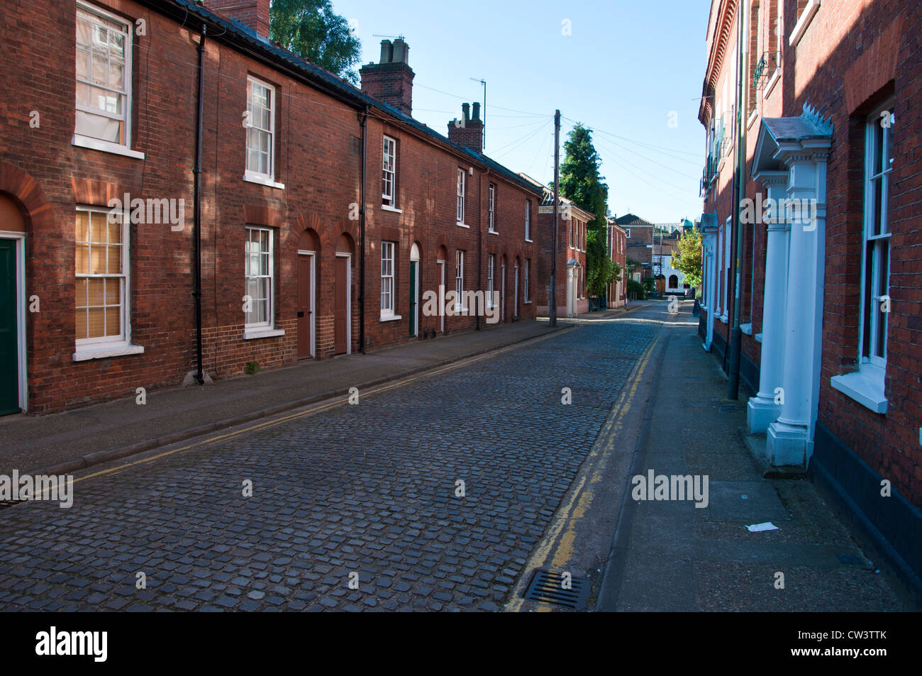 Zeile, die viktorianischen Reihenhaus mit Häusern aus rotem Backstein gepflasterten Calvert Street Norwich Stockfoto