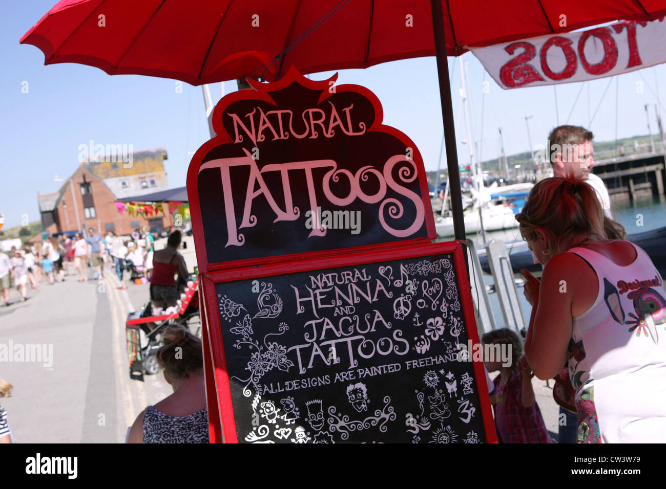 natürliche Tattoo - Hena und Jagua Tattoo Stand auf Padstow, Cornwall uk Stockfoto