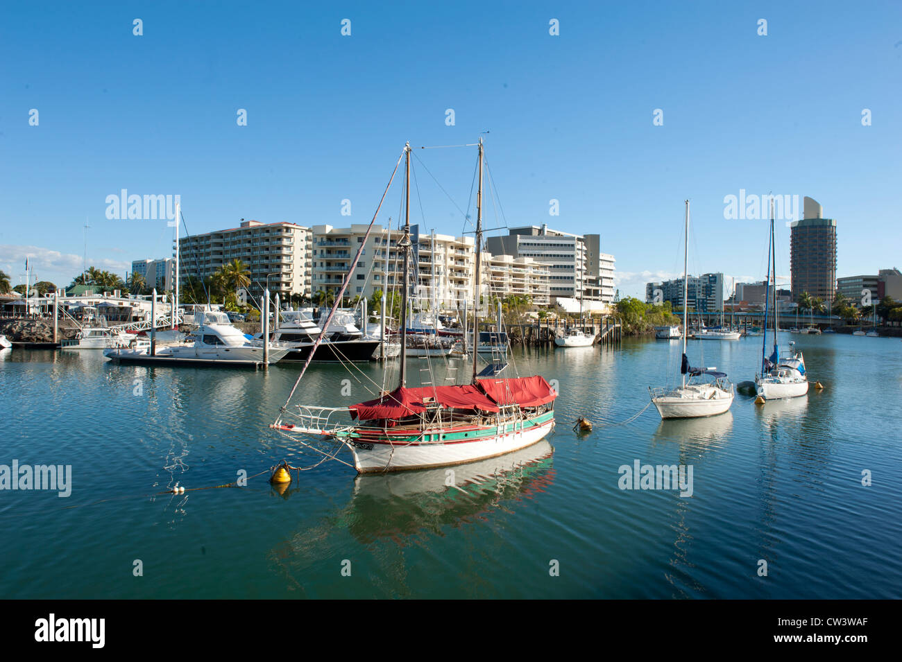 Motorboote, Yachten und Segelboote vor Anker im Ross River fließt durch die CBD von Townsville, tropischen Norden Queenslands Stockfoto
