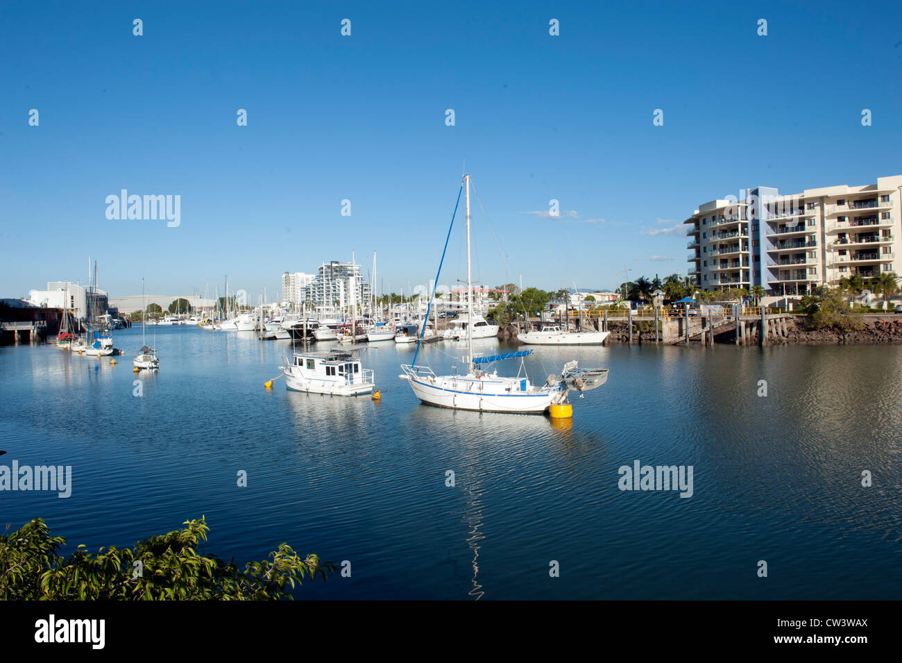 Motorboote, Yachten und Segelboote vor Anker im Ross River fließt durch die CBD von Townsville, tropischen Norden Queenslands Stockfoto