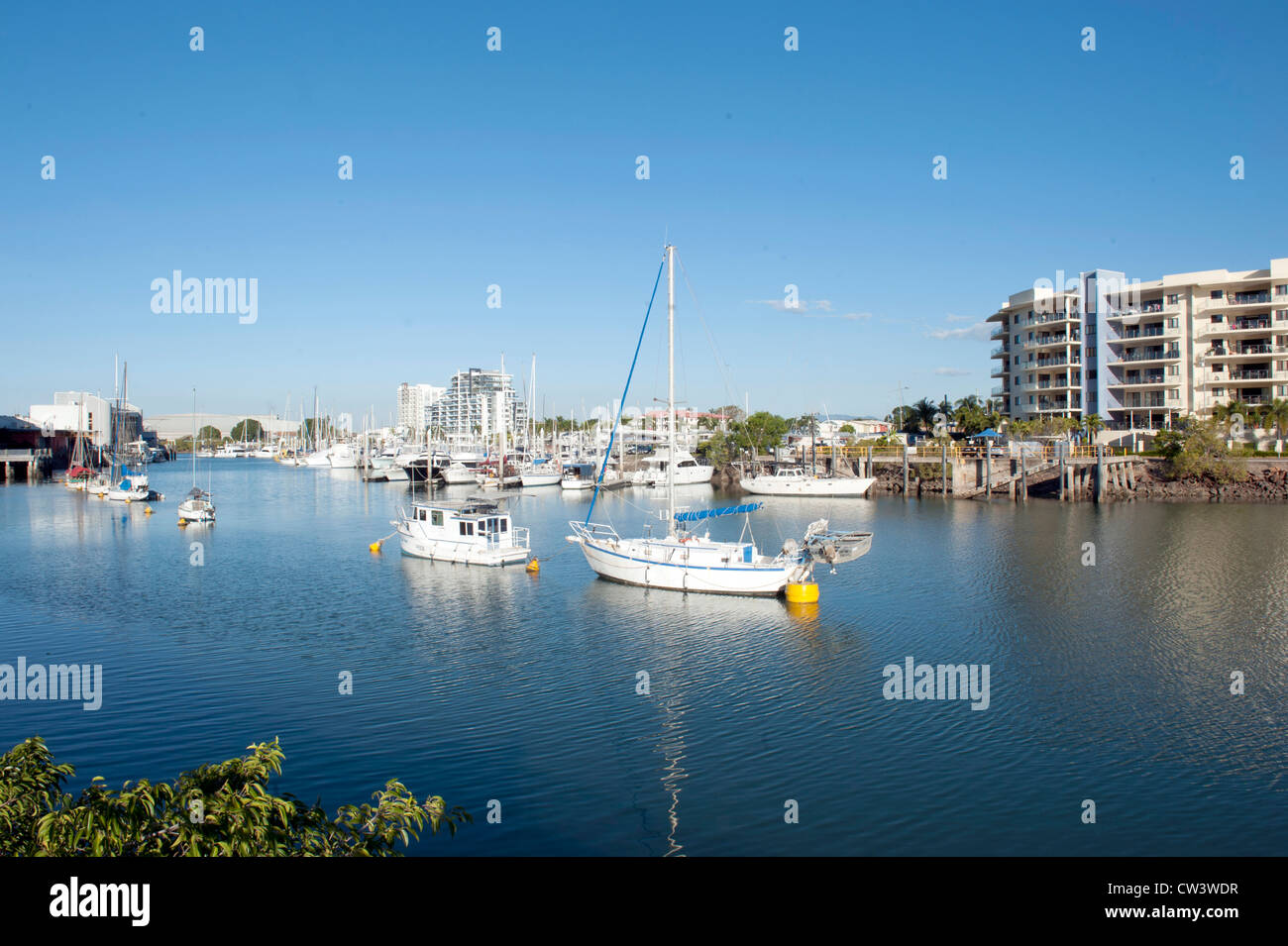 Motorboote, Yachten und Segelboote vor Anker im Ross River fließt durch die CBD von Townsville, tropischen Norden Queenslands Stockfoto