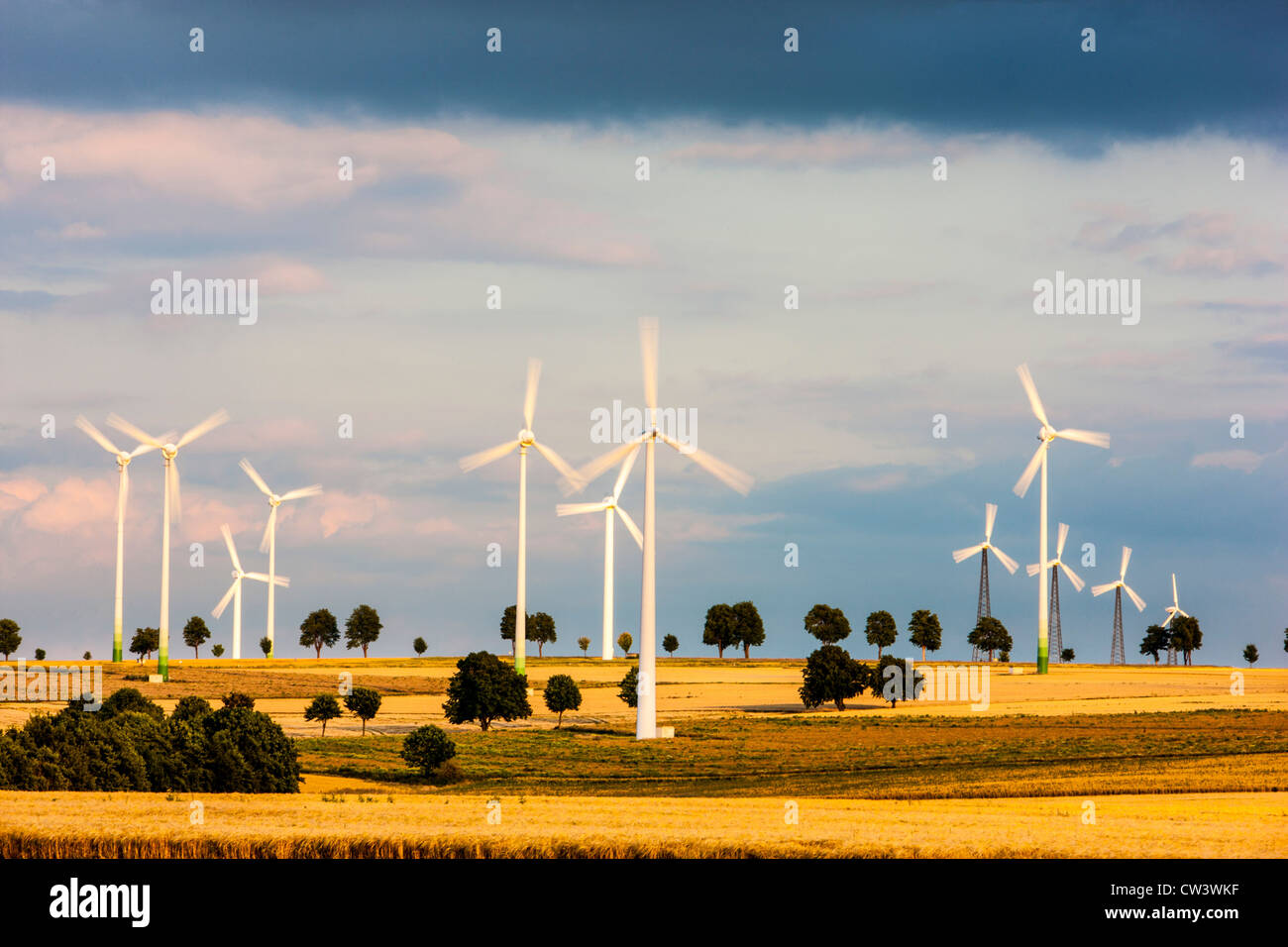 Windkraftanlagen, Wind-Kraft-Park, alternative Energiegewinnung. Meerhof, Nordrhein-Westfalen, Deutschland, Europa. Stockfoto