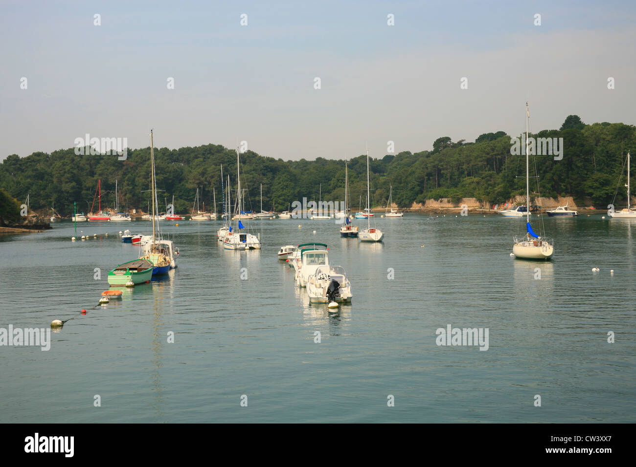 Segelboote vor Anker in La Marle River in der Nähe von Conleau, Vannes, Golfe du Morbihan, Bretagne, Bretagne, Frankreich Stockfoto