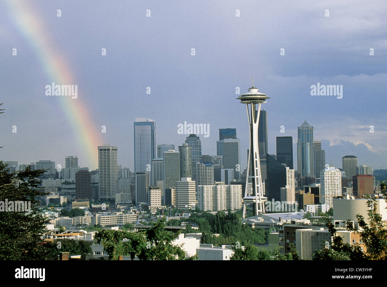 Dies ist die Skyline mit der Space Needle und einen Regenbogen. Es ist die Ansicht von Queen Ann Hill. Stockfoto
