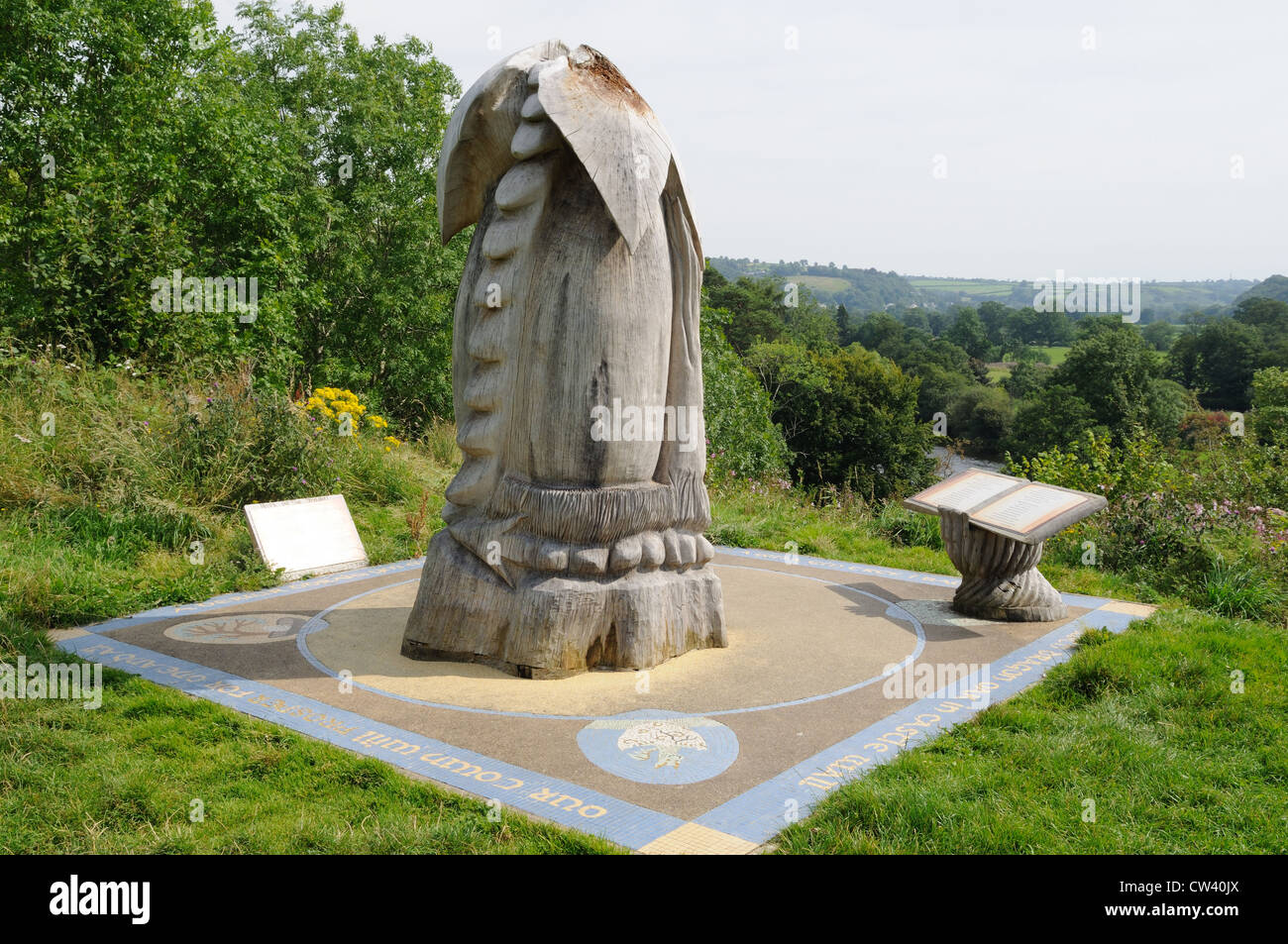 Drachen-Ei-Skulptur auf dem Gelände des Newcastle Emlyn Burg Carmarthenshire Wales Cymru UK GB Stockfoto