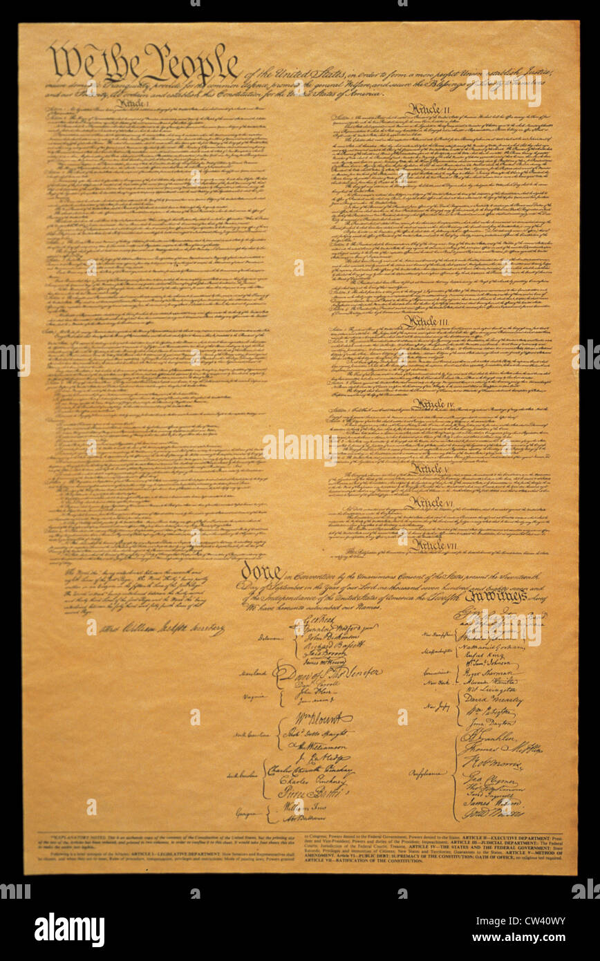 Dies zeigt gesamte ursprüngliche Verfassung der Vereinigten Staaten auf ihren verblichenen Pergamentpapier. Dokument mit He Phrase wir Menschen beginnt und zeigt Stockfoto