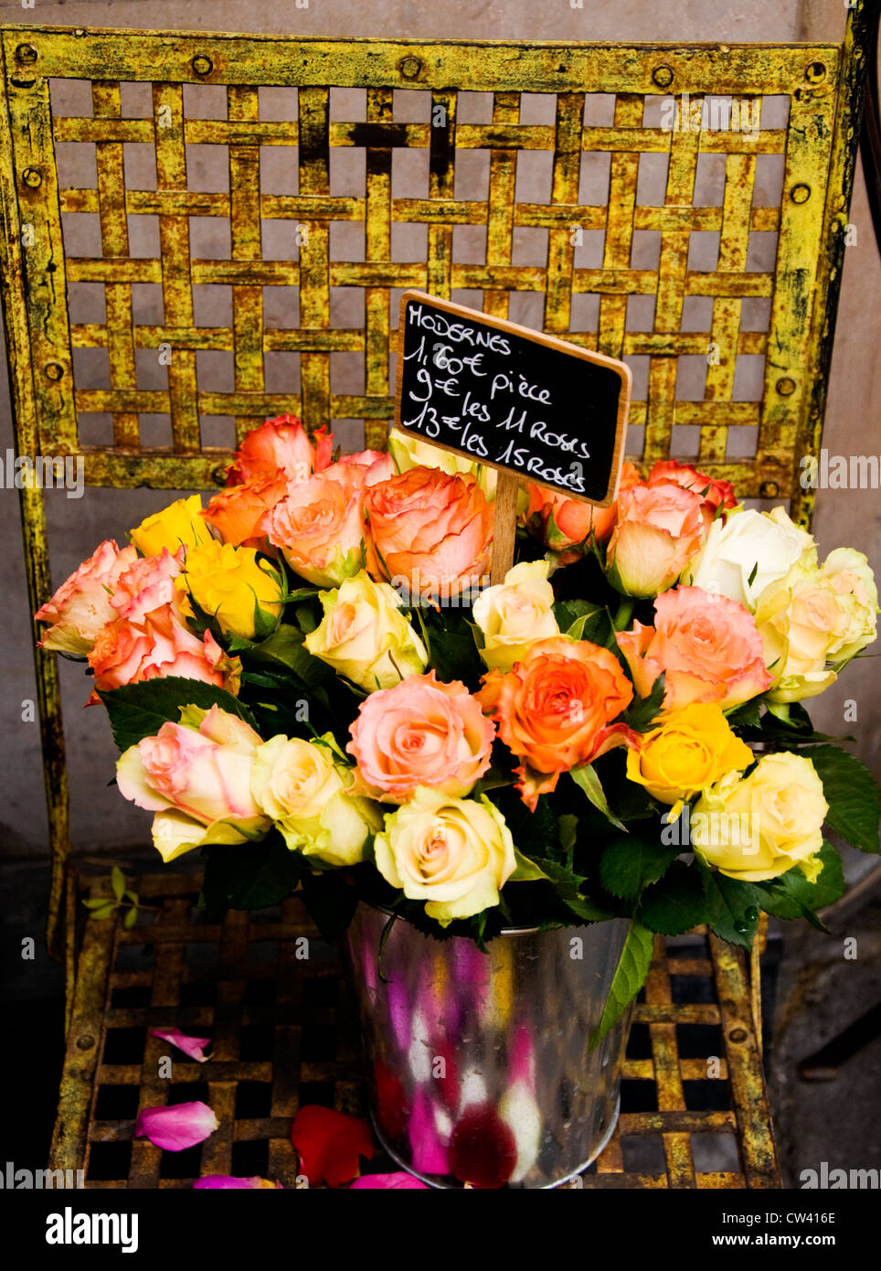 Rosen für den Verkauf an eine Blume Stand im 6. 6. Arrondisement Stockfoto