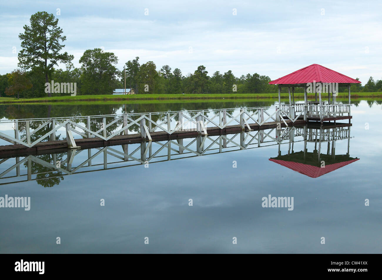 Pavillon mit Boot dock entlang Highway 22 in Central Georgia Stockfoto