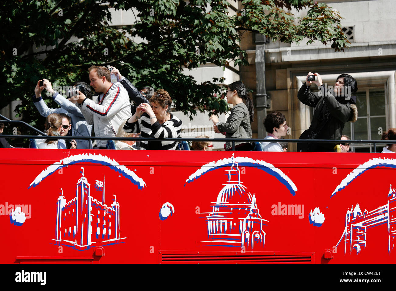 London-Sightseeing-Bus. Touristen-Liebe-Cabrio-Tour-Bus ermöglichen ihnen, eine gute Möglichkeit, Reisen rund um die Hauptstadt [Editorial nur] Stockfoto