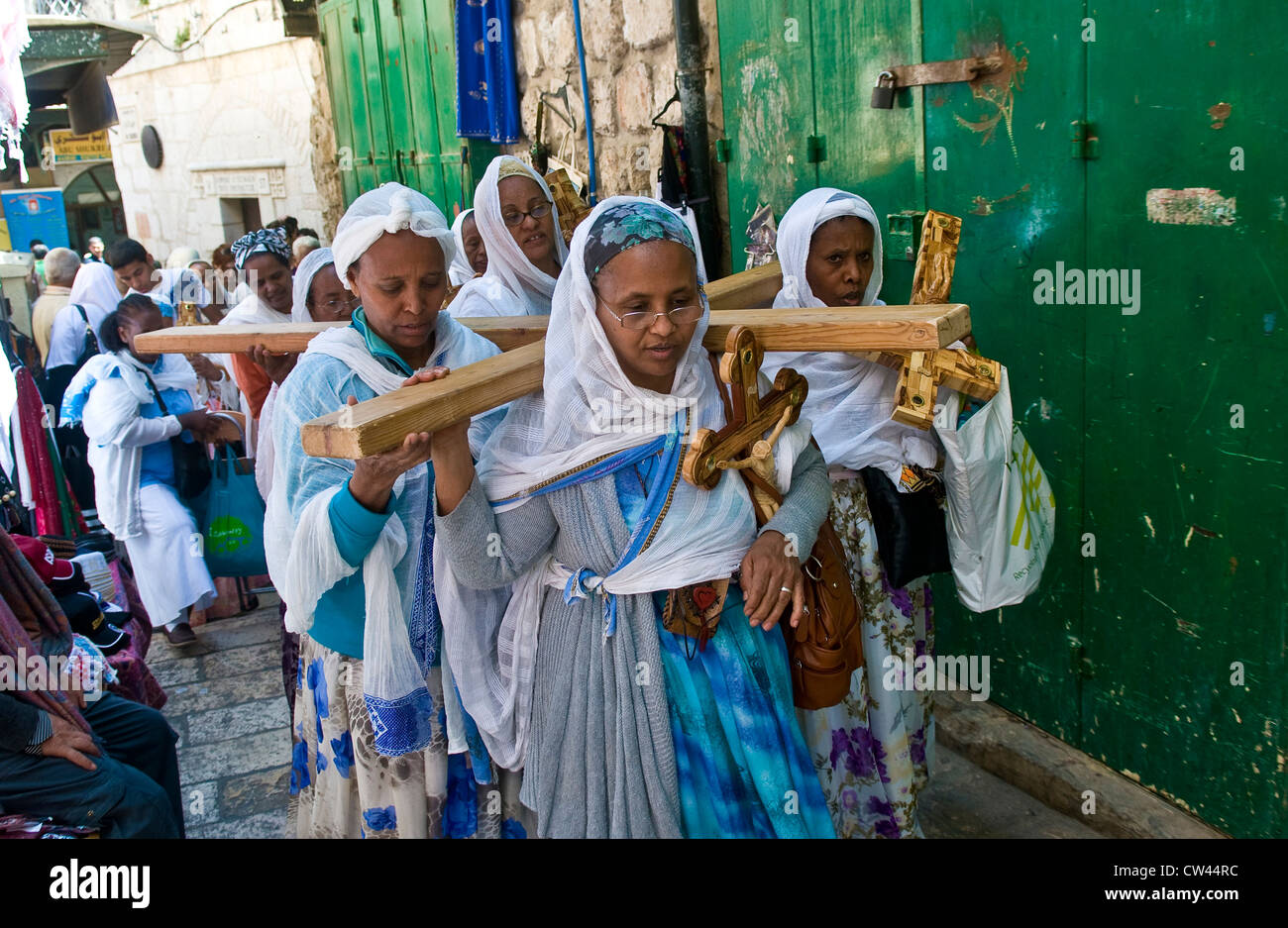 Äthiopische christliche Pilgern tragen entlang der Via Dolorosa in Jerusalem über. Stockfoto