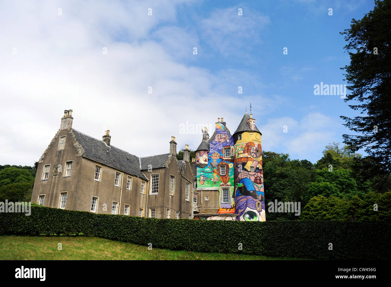 Kelburn Castle Ayrshire Schottland Haus Graffiti Kunst Künstler Land Bäume Immobilien Herrenhaus schottische Farbe historisches Wahrzeichen Stockfoto