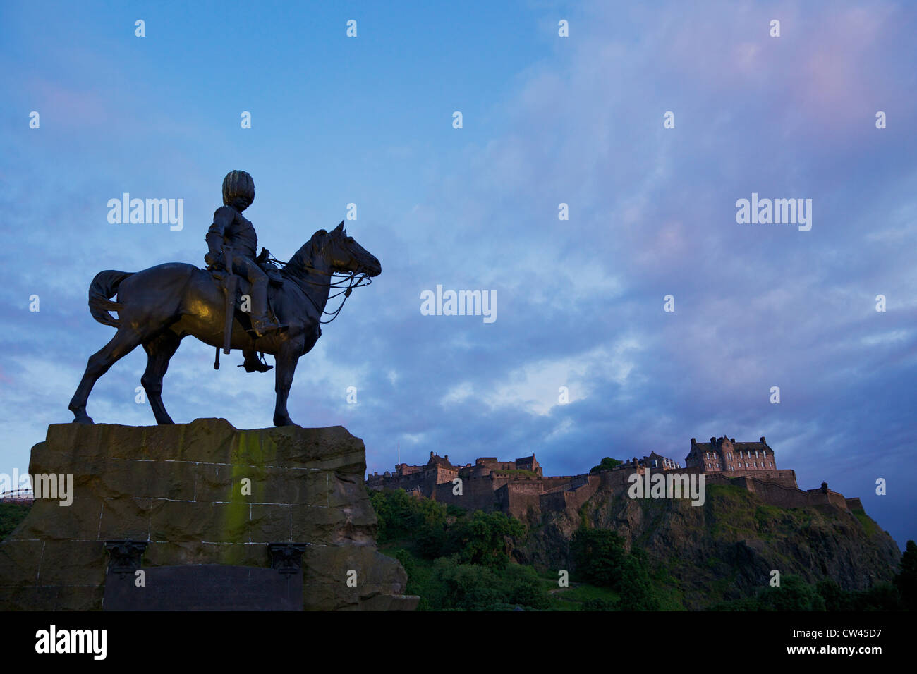 Royal Scots Greys Burenkrieg Denkmal Reiterstatue, in der Princes Street, mit dem Schloss hinter Edinburgh, Schottland, UK, GB Stockfoto