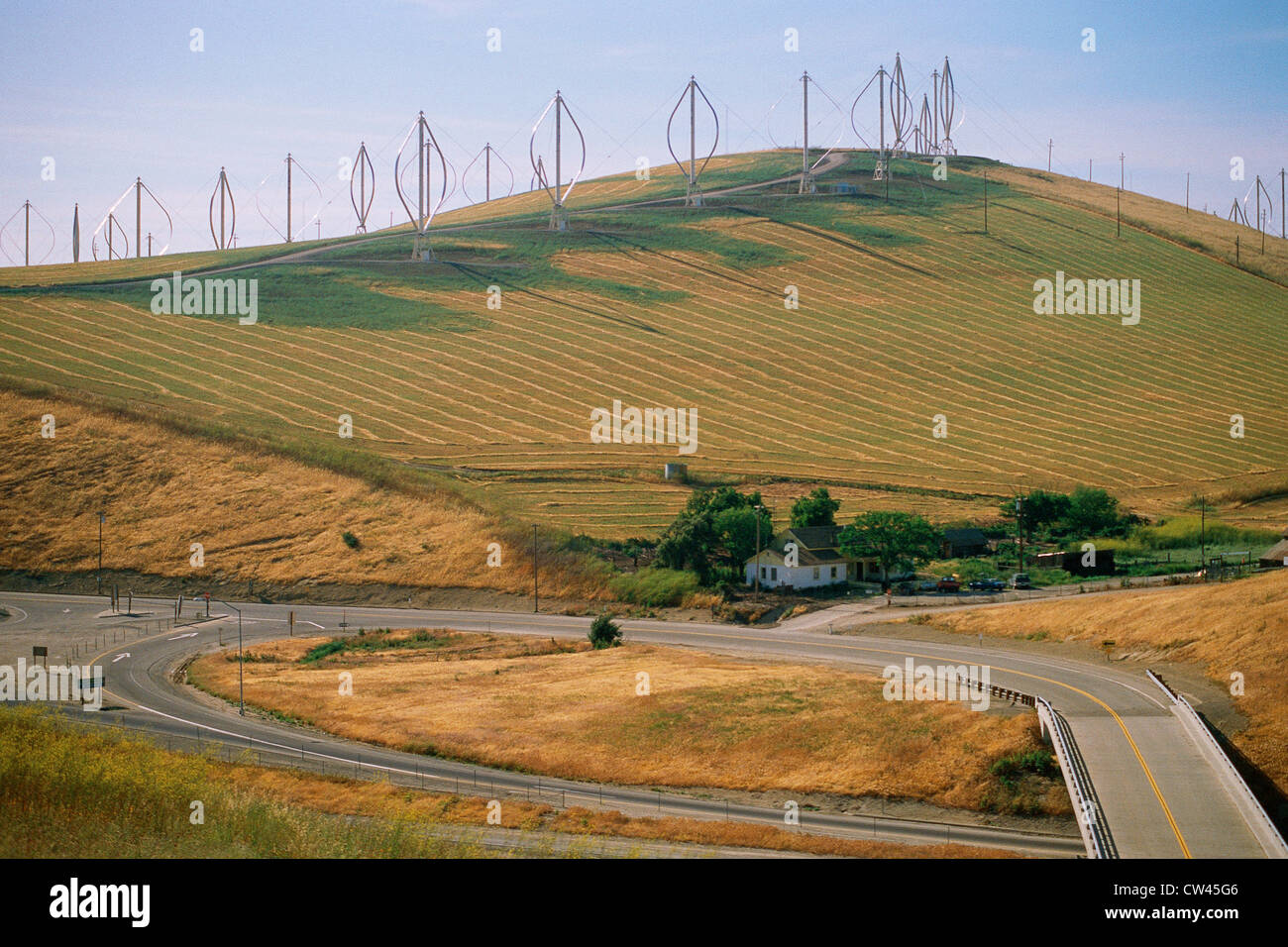 Hügel mit vertikaler Achse Windkraftanlagen Stockfoto