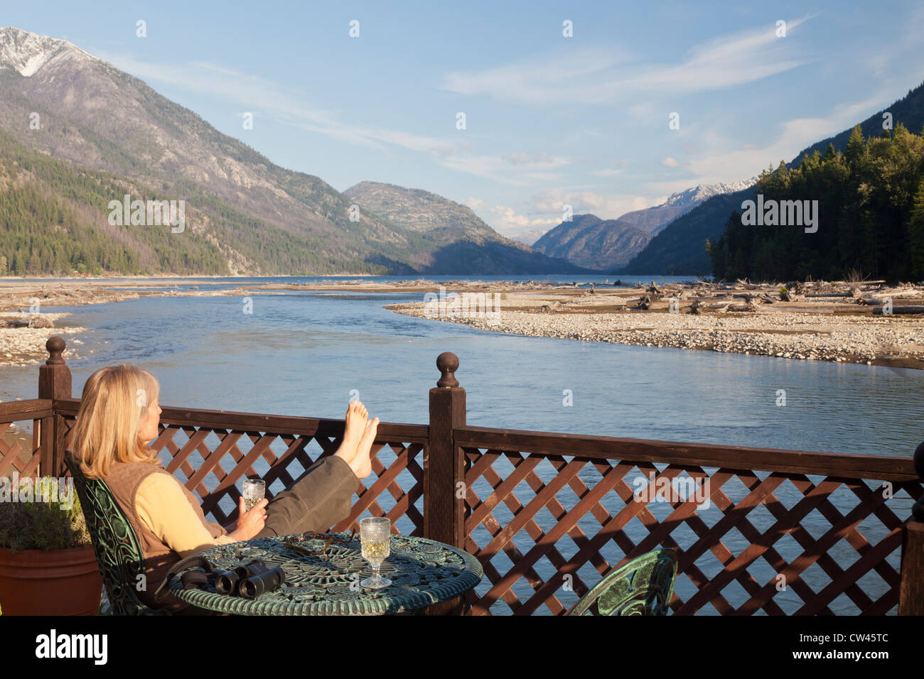 USA, Washington State, seinem, Frau entspannend in Silver Bay Lodge Stockfoto