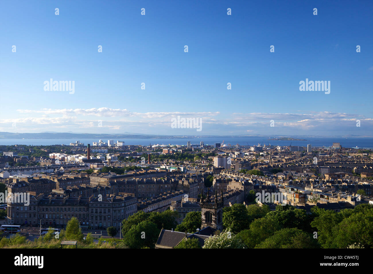 Aussicht vom Calton Hill im Sommersonnenschein, auf der Suche zum Firth of Forth und die Küste von Fife, Edinburgh, Schottland, UK, GB, Brite/Britin Stockfoto