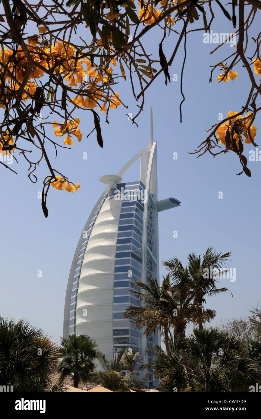 3481 Burj al Arab aus H Jumeirah Beach, Dubai, Vereinigten Arabischen Emiraten. Stockfoto