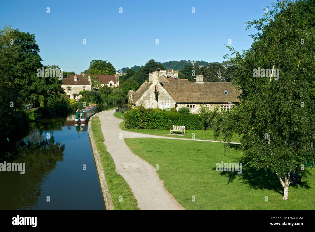 George Inn und Kennet und Avon Kanal, Bathampton in der Nähe von Bath, Somerset. Stockfoto