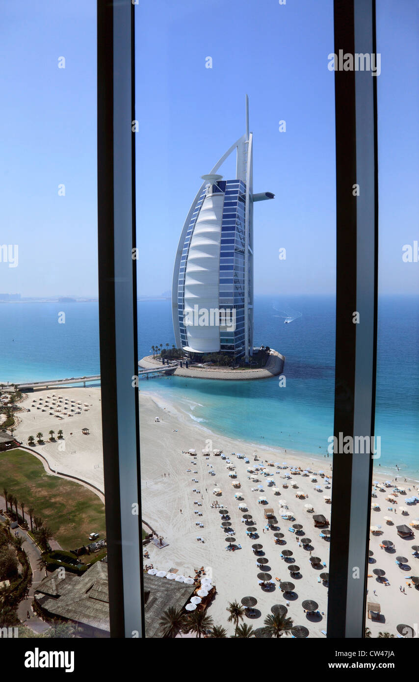 3482 Burj al Arab aus H Jumeirah Beach, Dubai, Vereinigten Arabischen Emiraten. Stockfoto