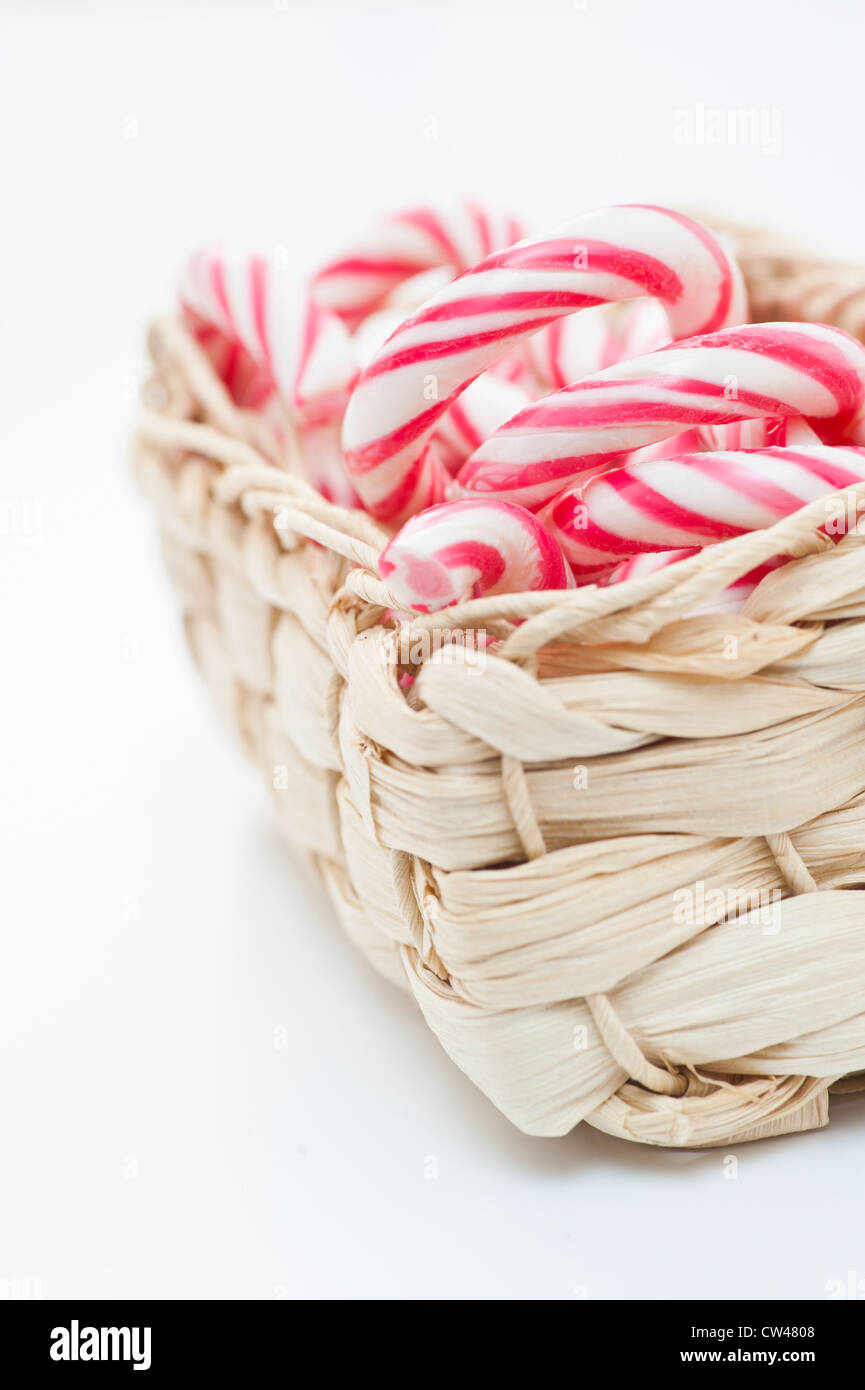 Weihnachten-Weidenkorb mit Süßigkeiten Stockfoto